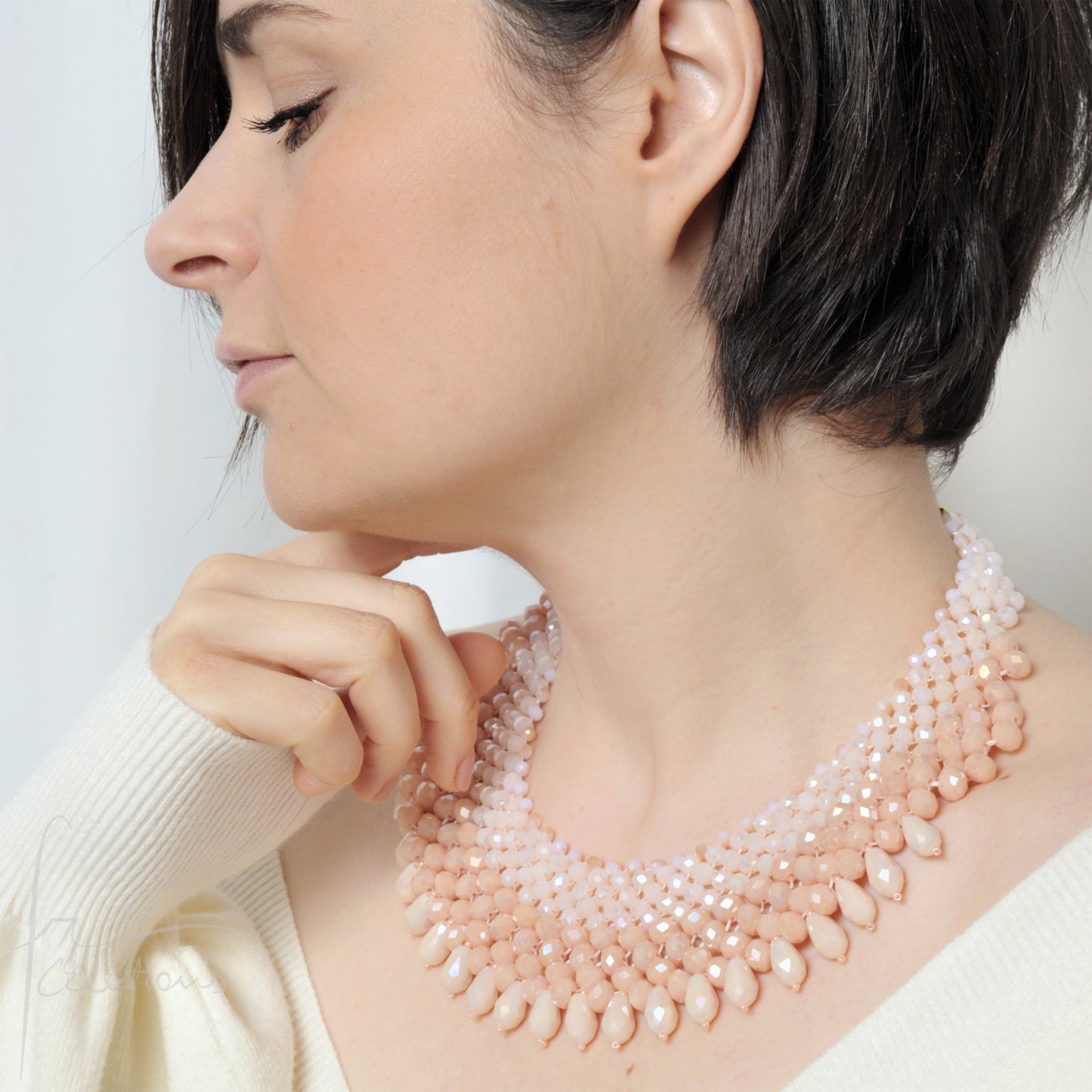 Collana girocollo Alexandra indossata fatta a mano in tessitura con cristalli rosa e cipria perlato