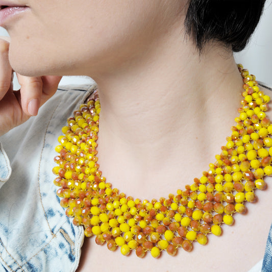 Alexandra indossata tessitura con cristalli gialli miele