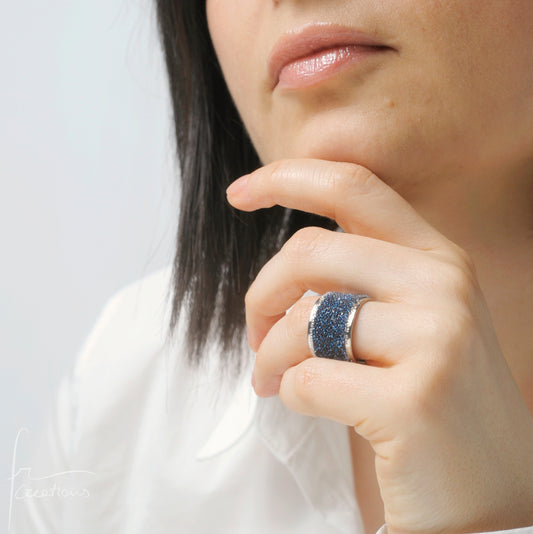 Anello a fascia regolabile placcato argento con Cristalli di Swarovski indossato