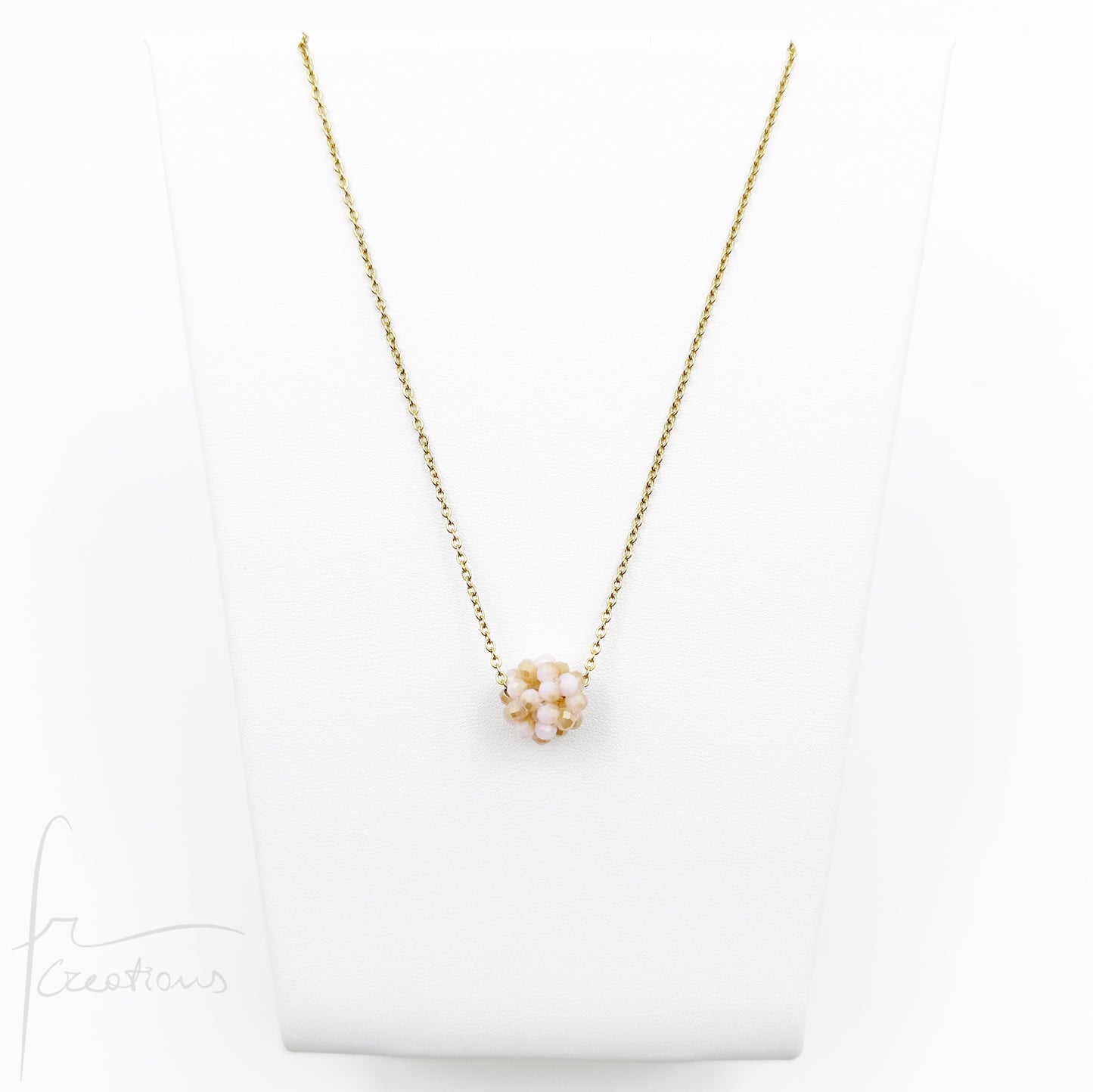 Collana girocollo indossata Estel con cristalli cuciti in tessitura