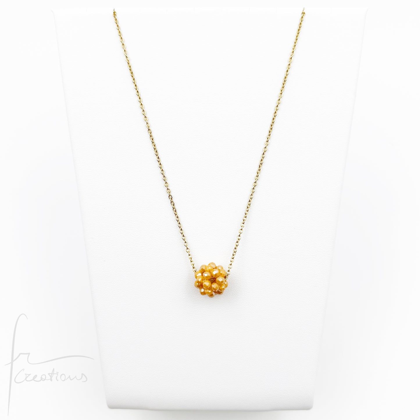 Collana girocollo indossata Estel con cristalli cuciti in tessitura