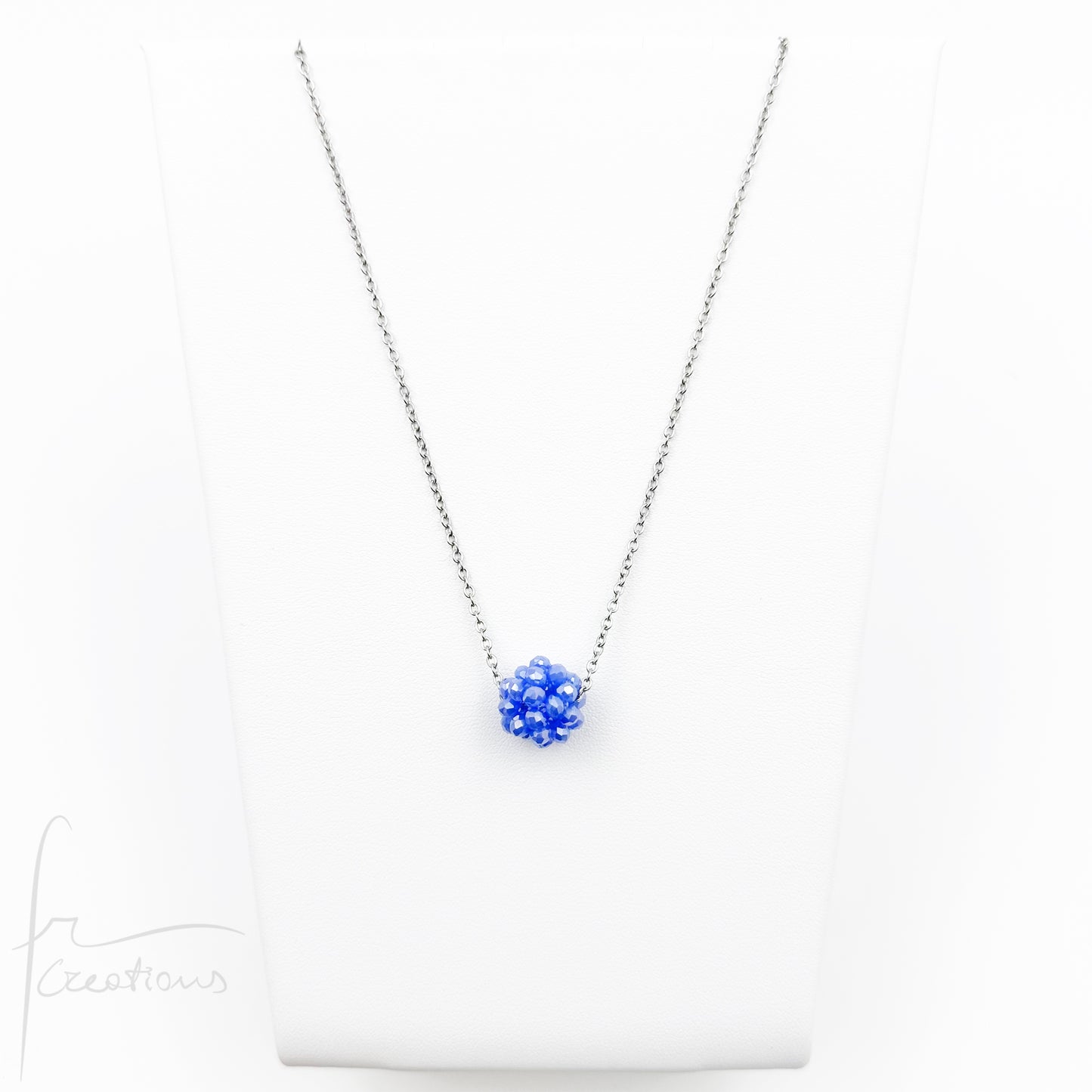 Collana girocollo indossata Estel con cristalli cuciti in tessitura