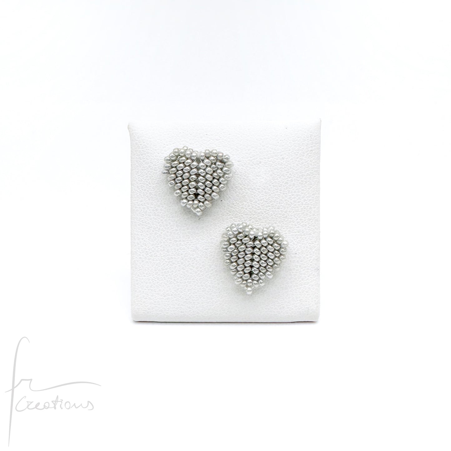 Orecchini Cuore a lobo con perline in vetro e perno in acciaio inox Mini