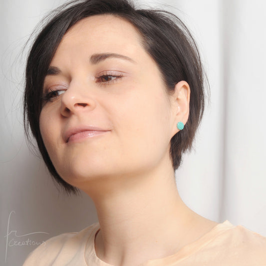 Orecchini Bon Bon mini a lobo con perline in vetro e perno in acciaio inox