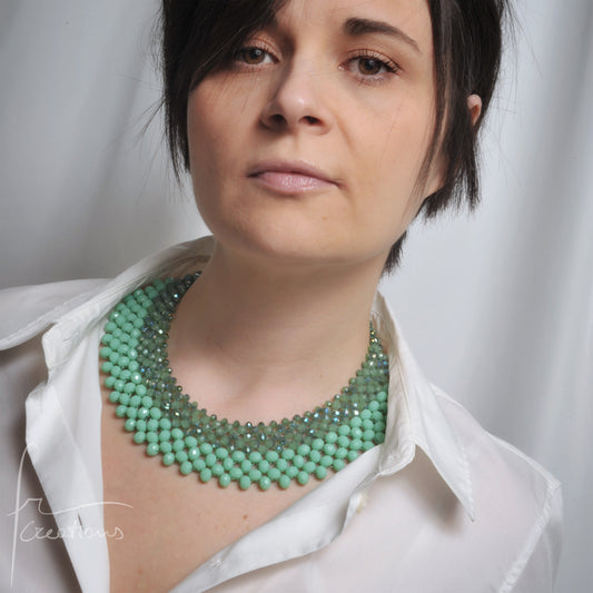 Alexandra-tessitura-con-cristalli-verde-salvia-menta-indossata