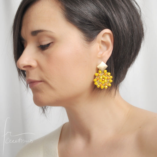 Orecchini pendenti con fiore all'uncinetto e cristalli Blumen