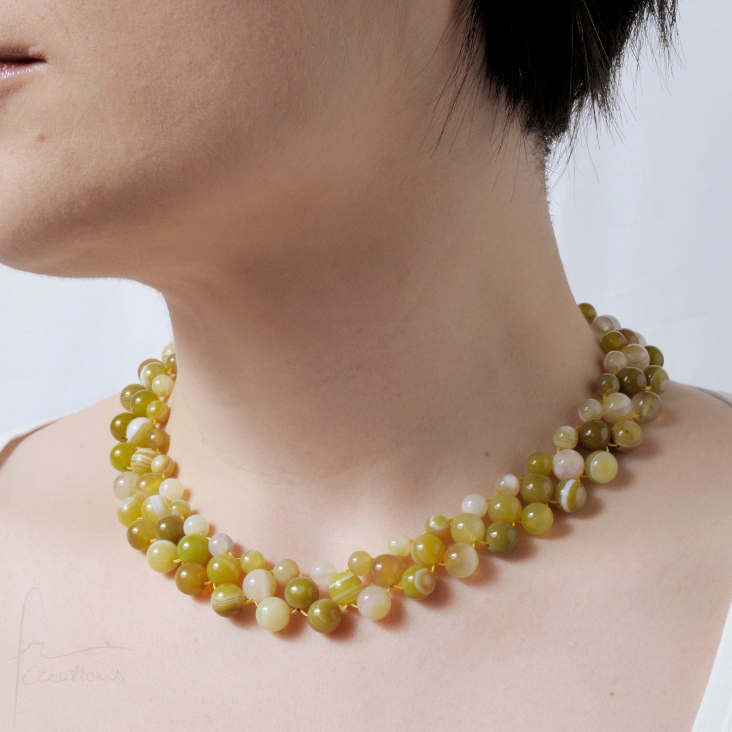 Collana girocollo Alexandra Medium fatta a mano in tessitura e pietra naturale agata giallo pomelo indossata