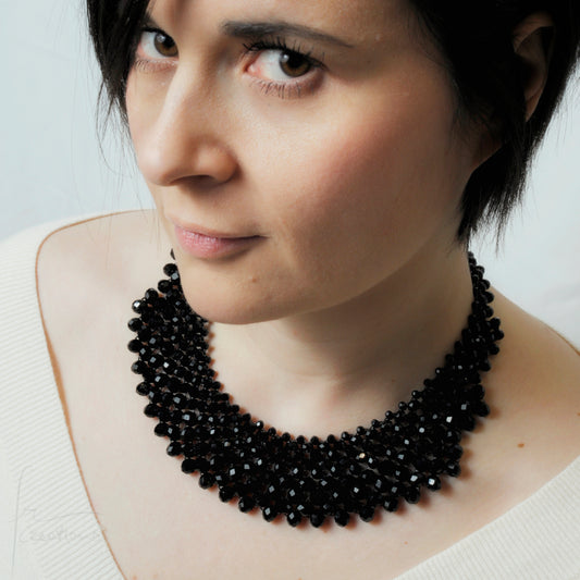 Collana girocollo Alexandra fatta a mano in tessitura con cristalli nera indossata