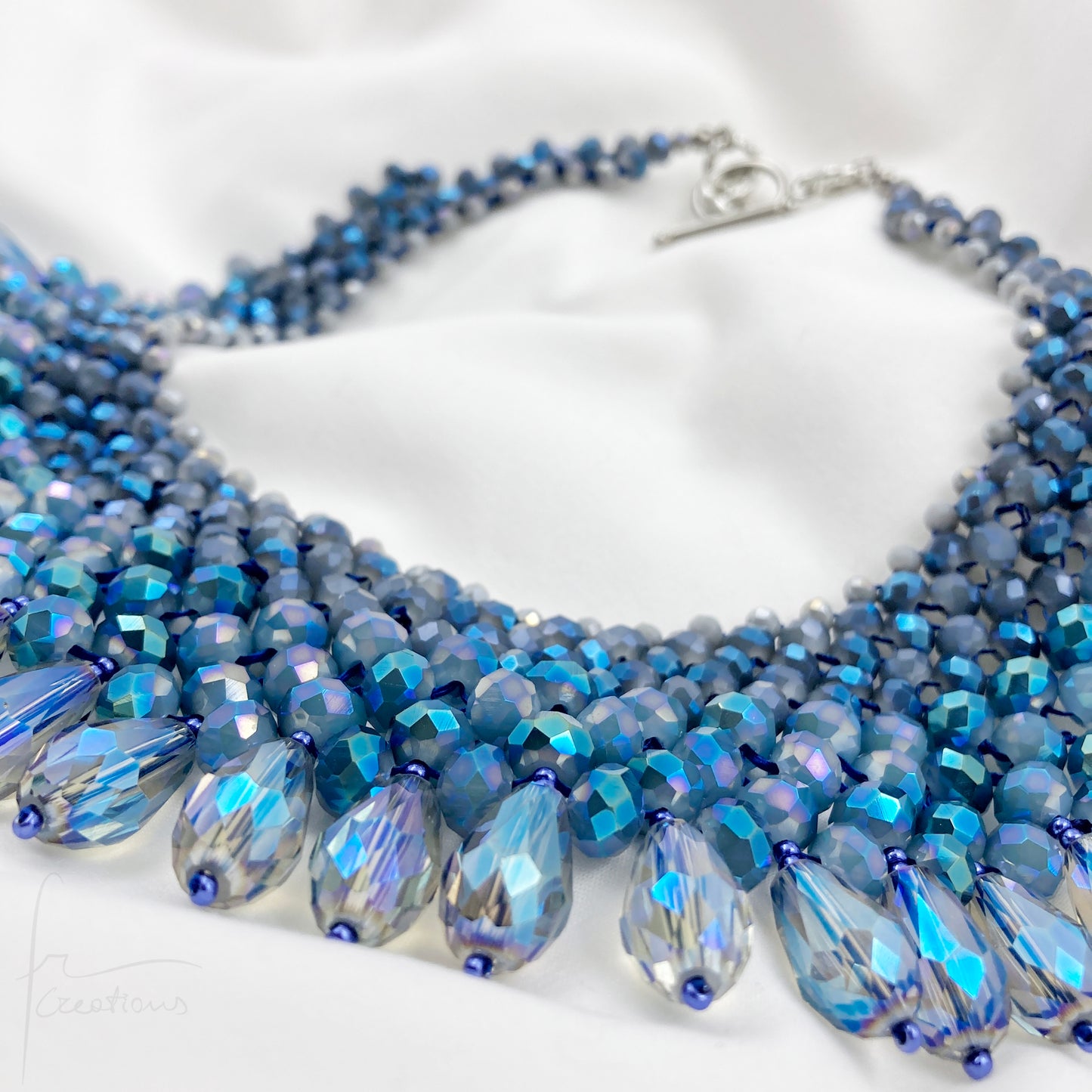 Collana girocollo Alexandra fatta a mano in tessitura con cristalli sfumature blu