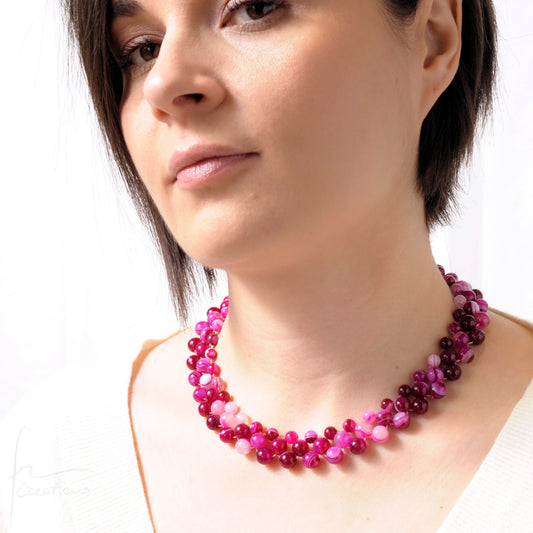 Collana girocollo Alexandra Medium fatta a mano in tessitura e pietra naturale agata striata fucsia