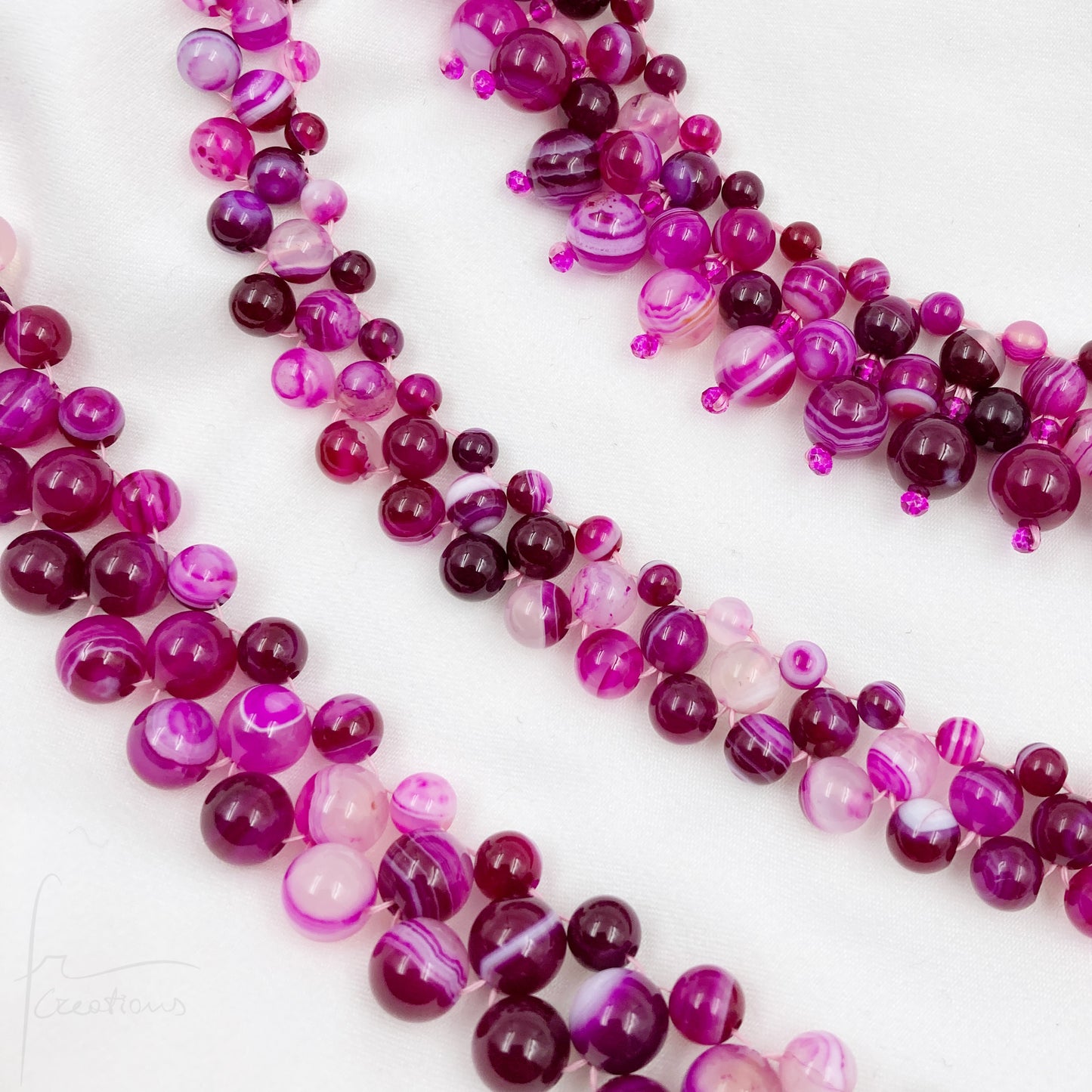 Collana girocollo Alexandra Medium fatta a mano in tessitura e pietra naturale agata striata fucsia