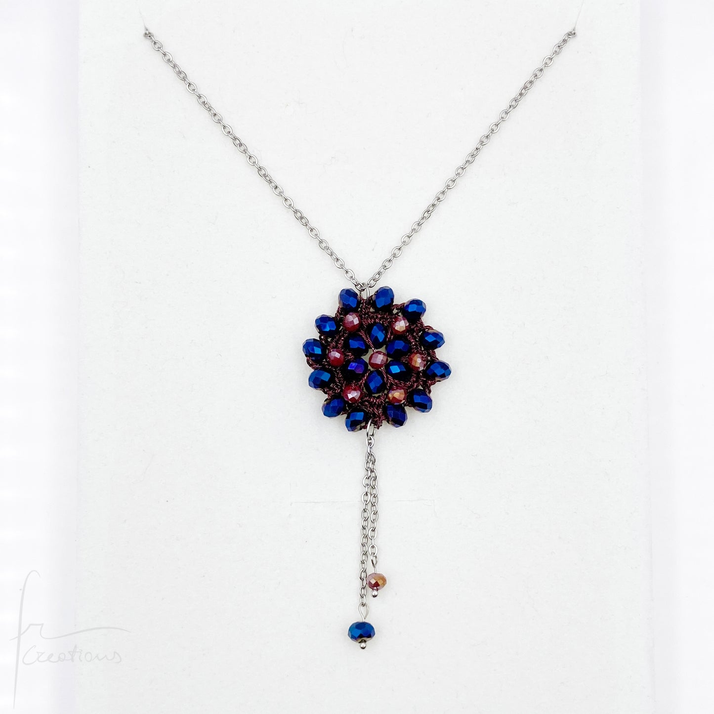 Collana lunga con pendente fiore all'uncinetto con cristalli Blumen