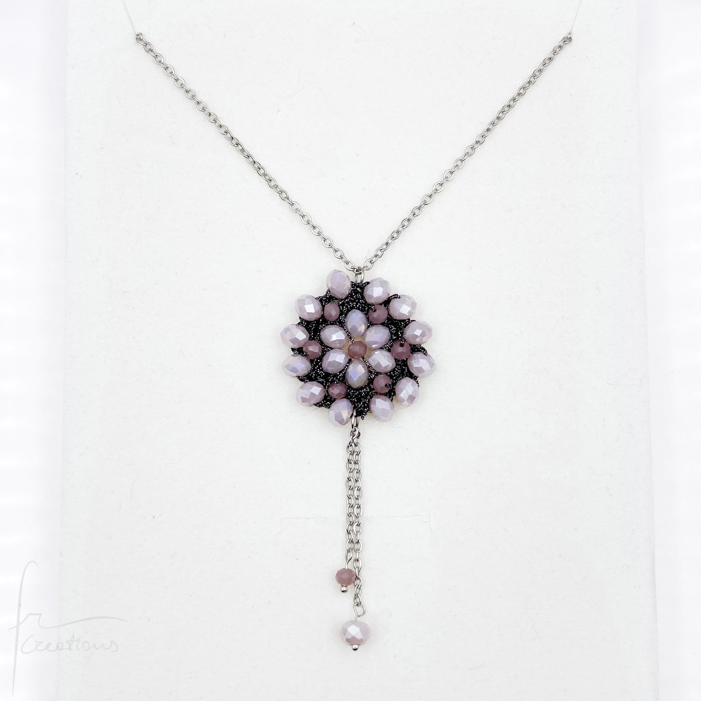 Collana lunga con pendente fiore all'uncinetto con cristalli Blumen