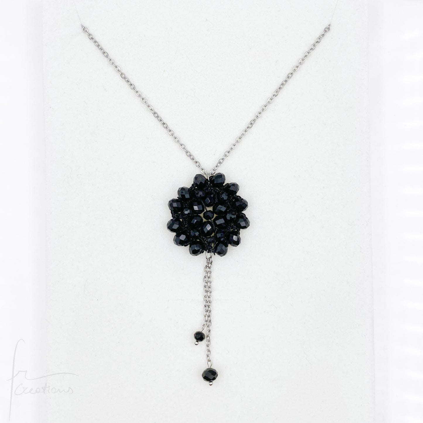 Collana lunga con pendente fiore all'uncinetto con cristalli Blumen