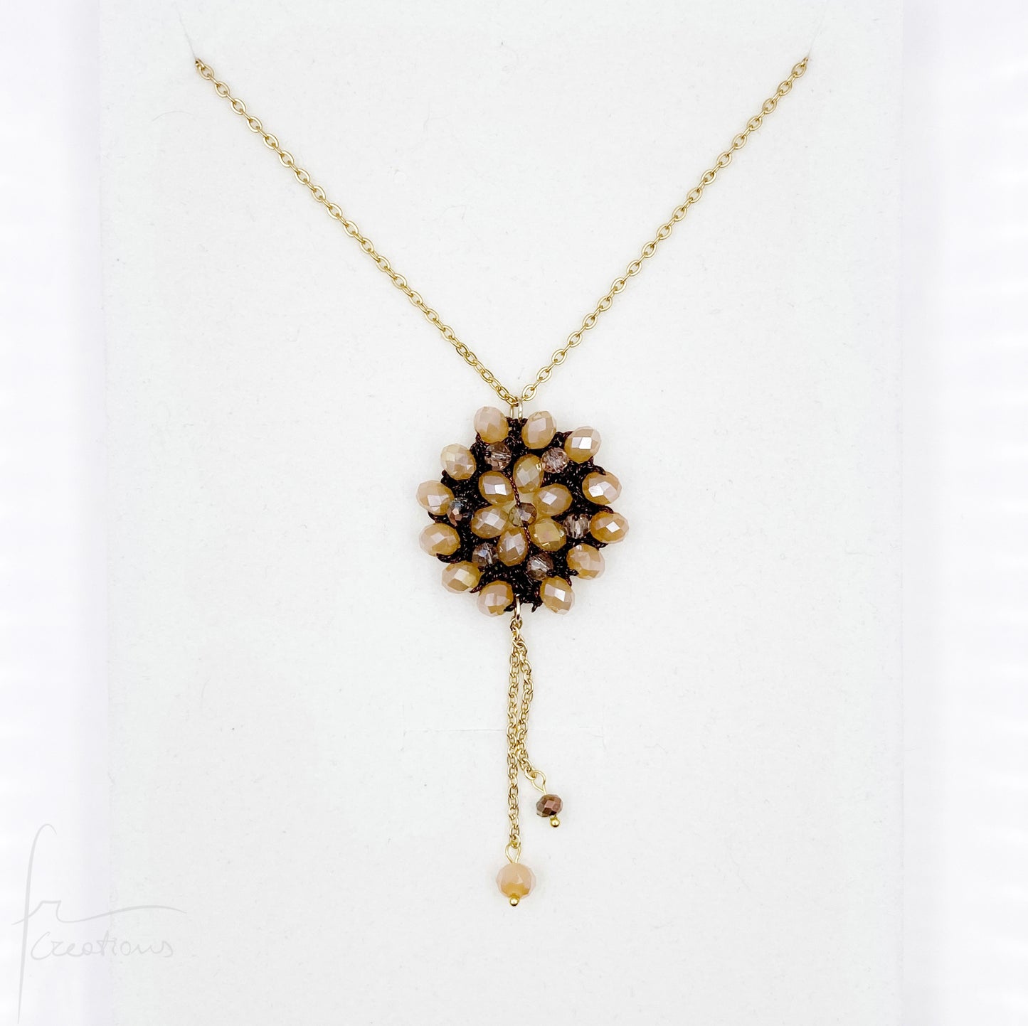 Collana lunga con pendente fiore all'uncinetto con cristalli Blumen