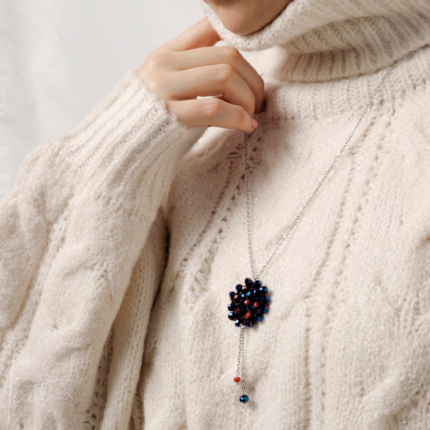 Collana lunga con pendente fiore all'uncinetto con cristalli Blumen