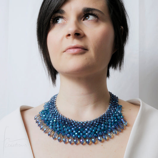 Collana girocollo Alexandra fatta a mano in tessitura con cristalli sfumature blu indossata