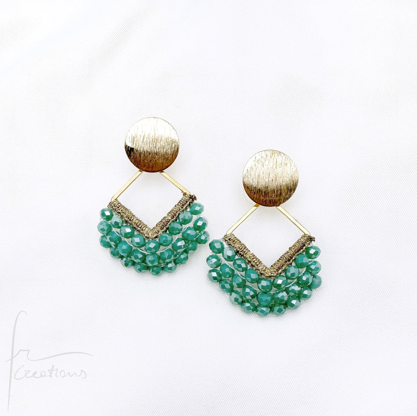 Orecchini pendenti Joy all'uncinetto con cristalli cuciti in tessitura