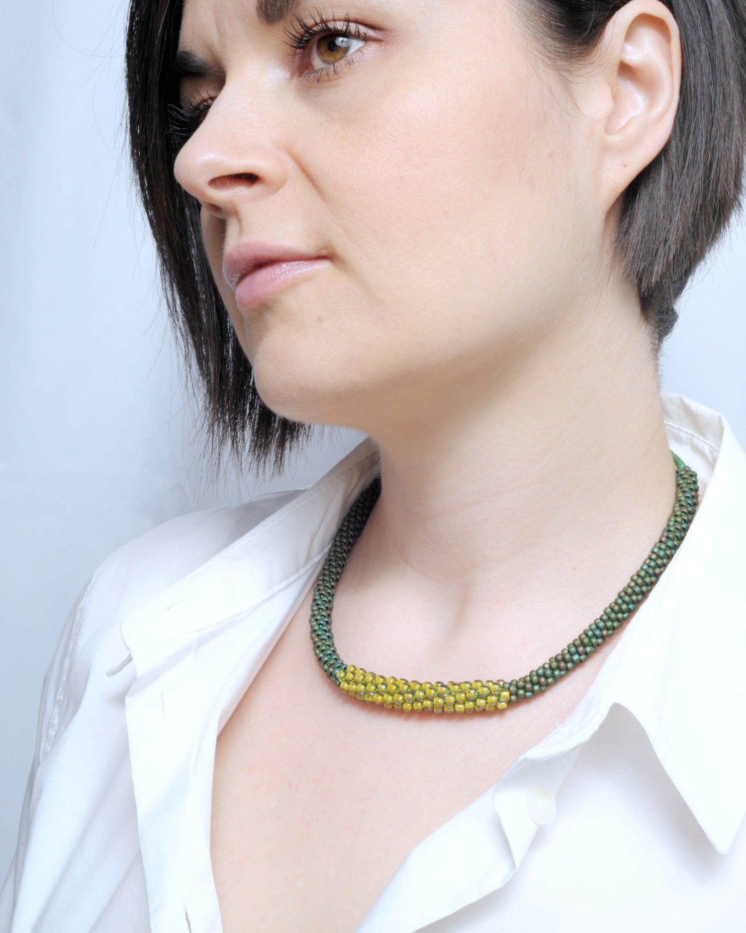 Collana Girocollo Snake al Kumihimo con perline di vetro indossata