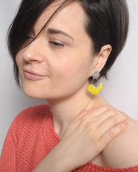 Orecchini pendenti cristalli uncinetto rombo e cerchio indossati