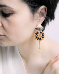 Orecchini pendenti con fiore all'uncinetto e cristalli Blumen