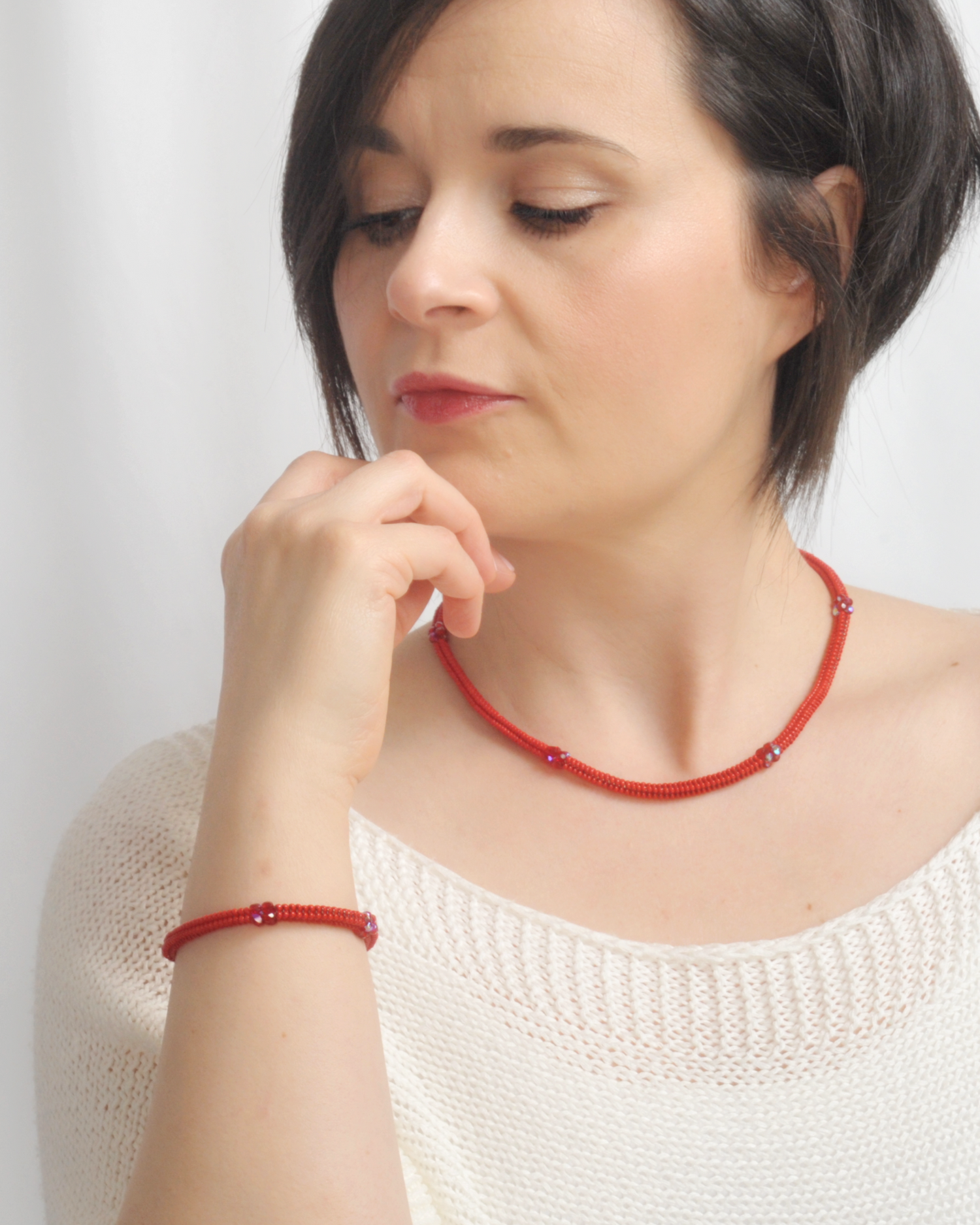 Girocollo Kubik artigianale intrecciato a mano con perline e mezzi cristalli