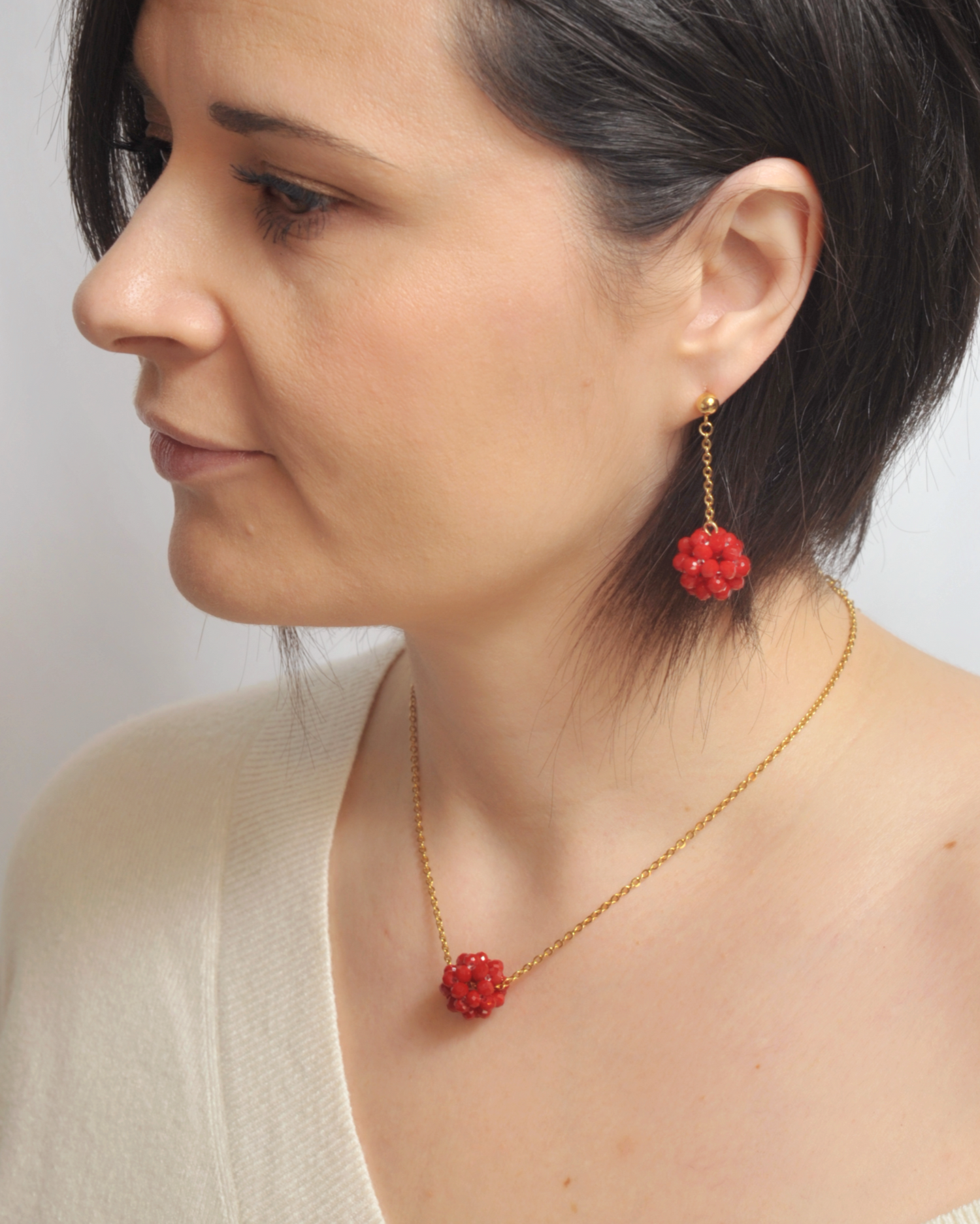 Collana girocollo ed orecchini Estel indossati con cristalli cuciti in tessitura