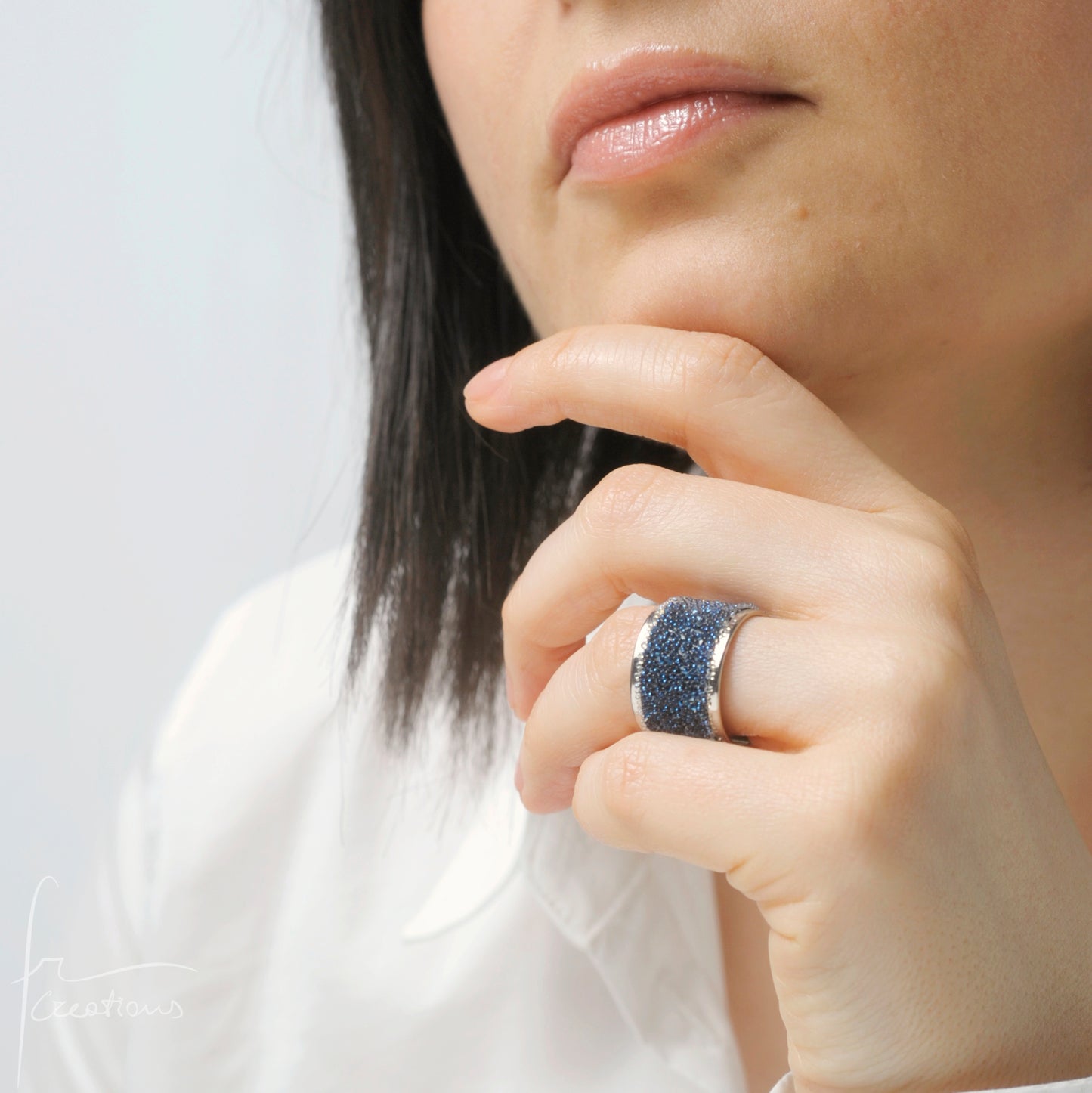 Anello a fascia regolabile placcato argento con Cristalli di Swarovski indossato