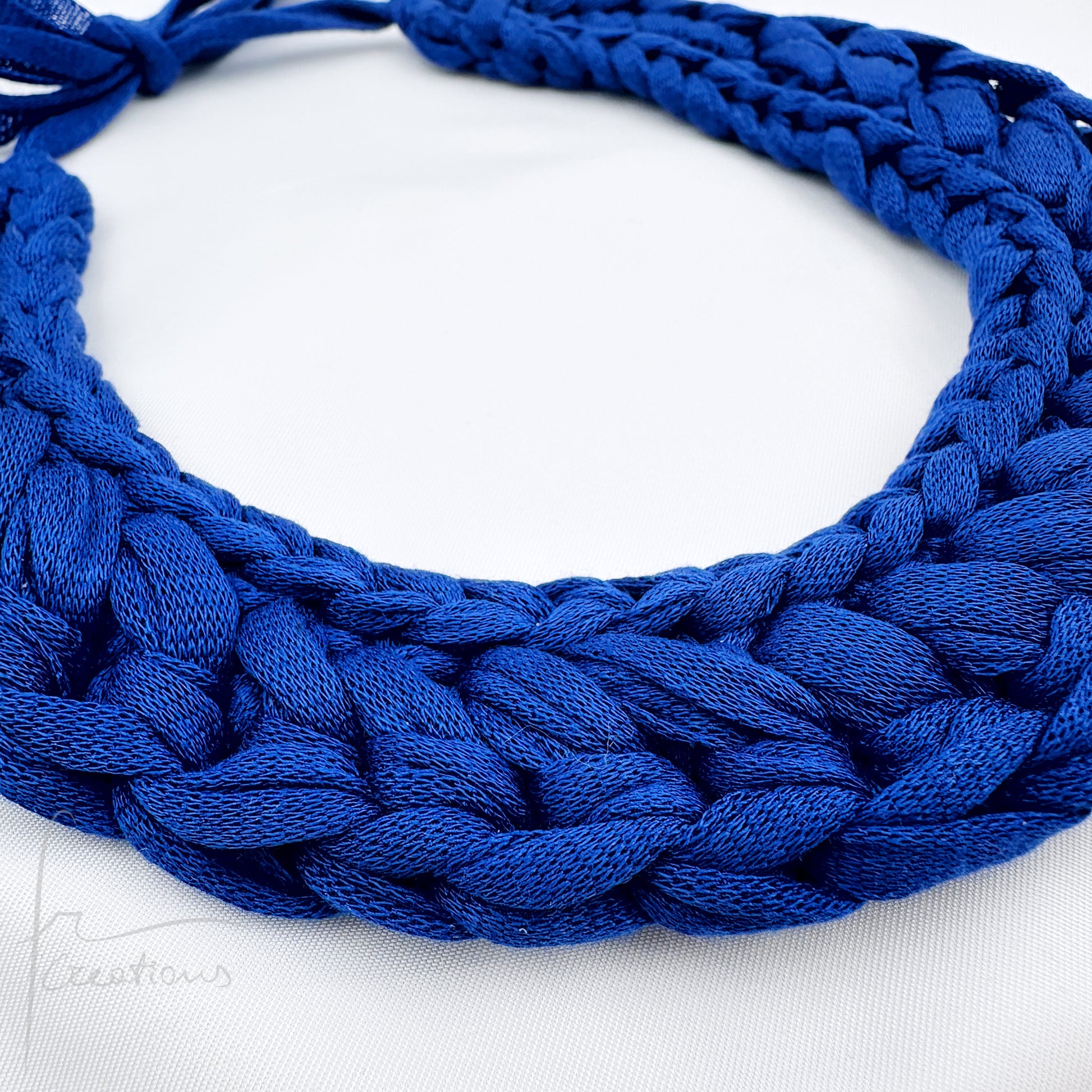 Collana girocollo all' uncinetto in cotone lavabile