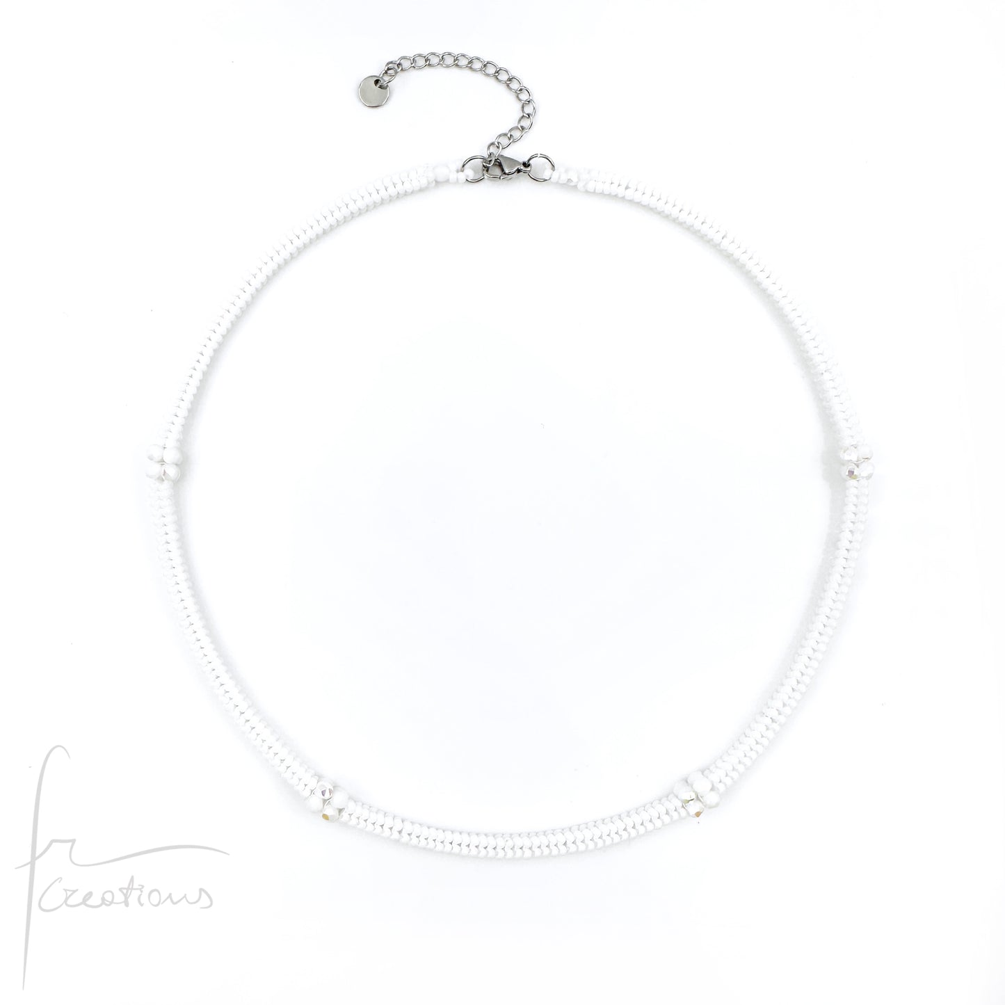 Girocollo Kubik artigianale intrecciato a mano con perline e mezzi Cristalli di Swarovski
