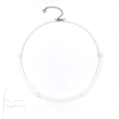 Girocollo Kubik artigianale intrecciato a mano con perline e mezzi Cristalli di Swarovski