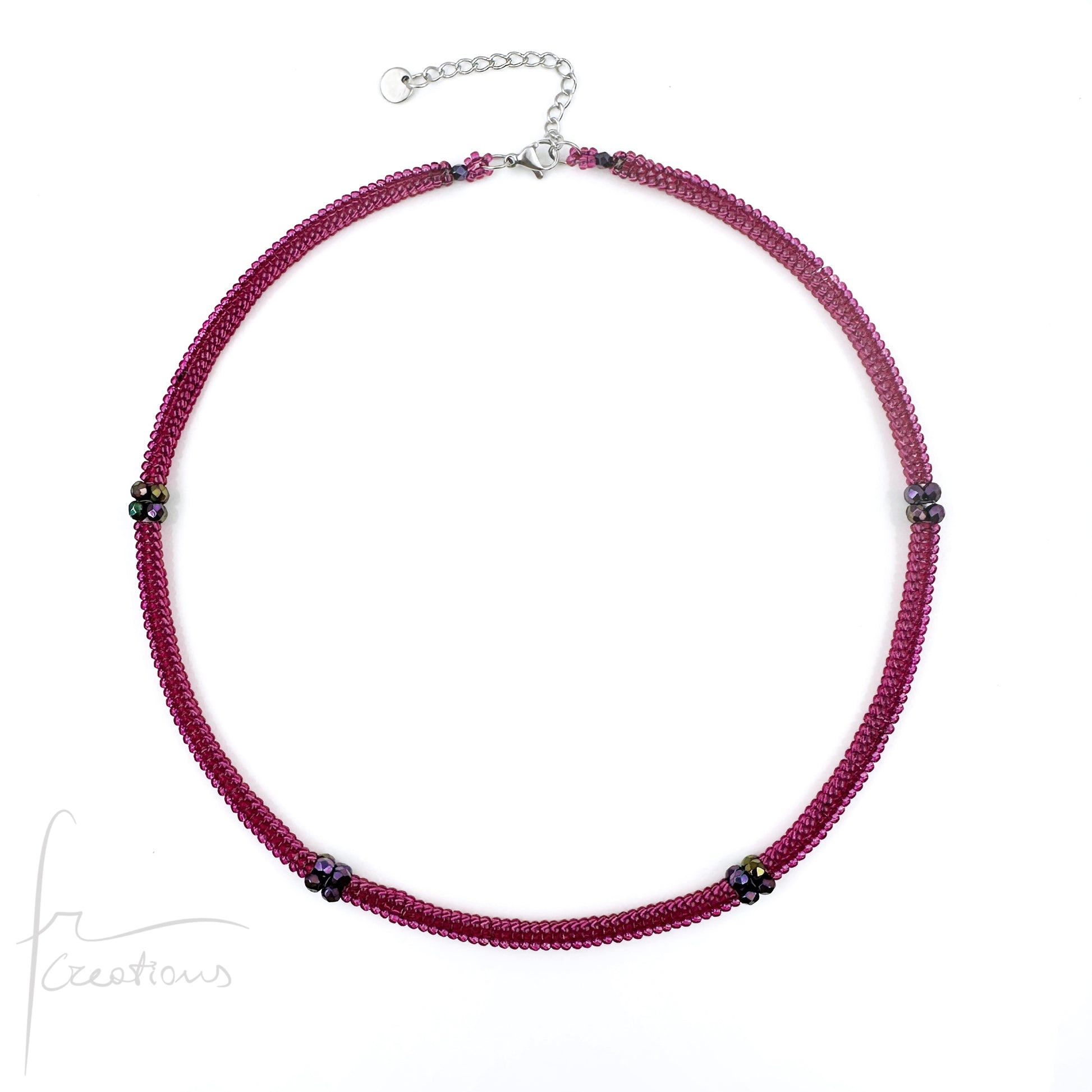 Girocollo Kubik artigianale intrecciato a mano con perline e mezzi Cristalli di Swarovski