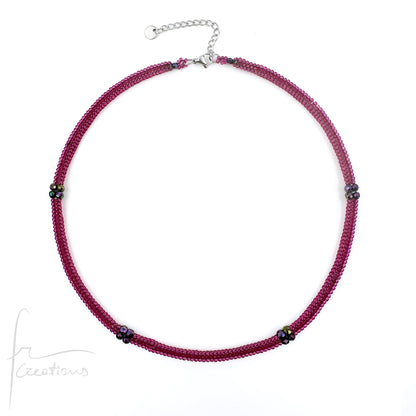 Girocollo Kubik artigianale intrecciato a mano con perline e mezzi Cristalli di Swarovski