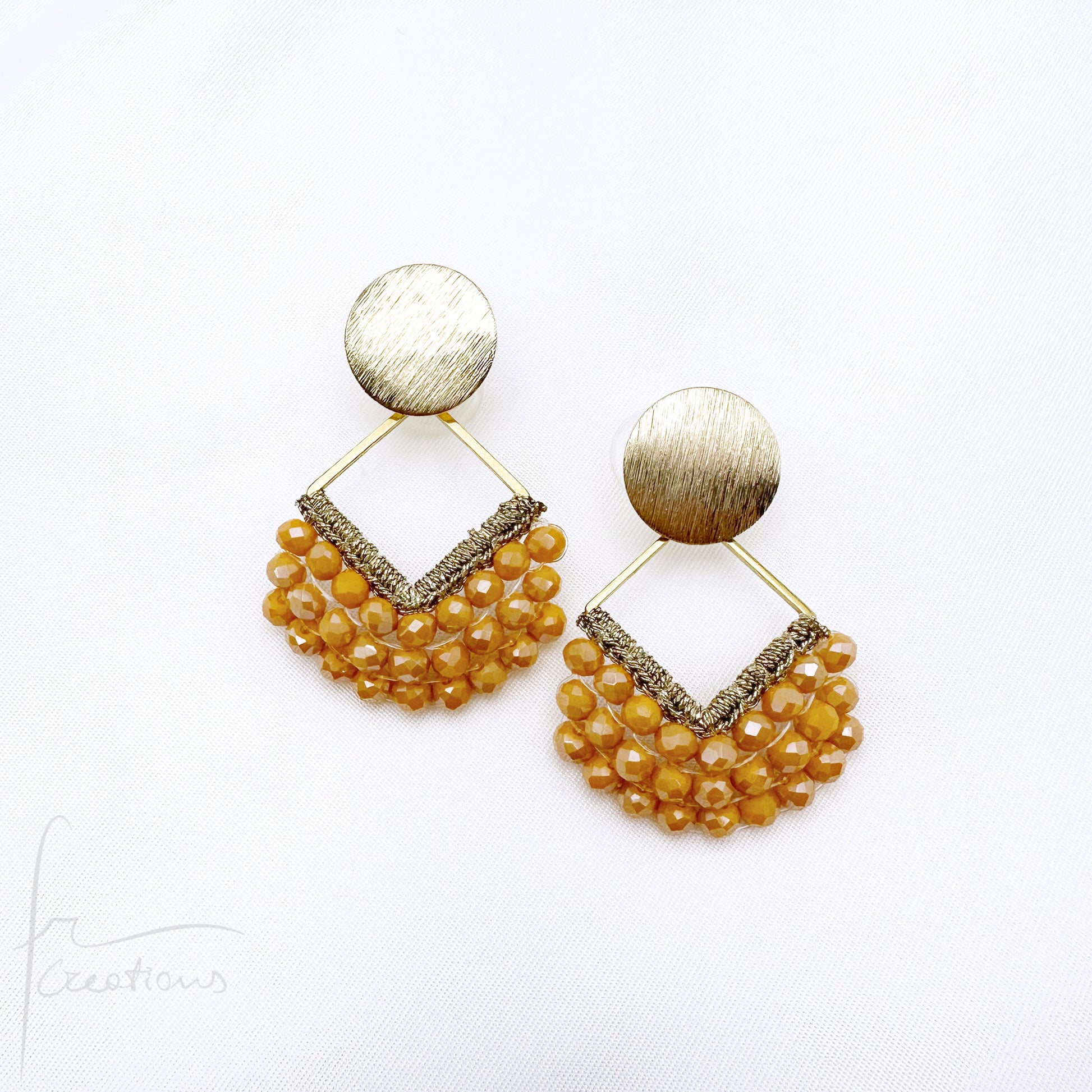 Orecchini pendenti Joy all'uncinetto con cristalli cuciti in tessitura