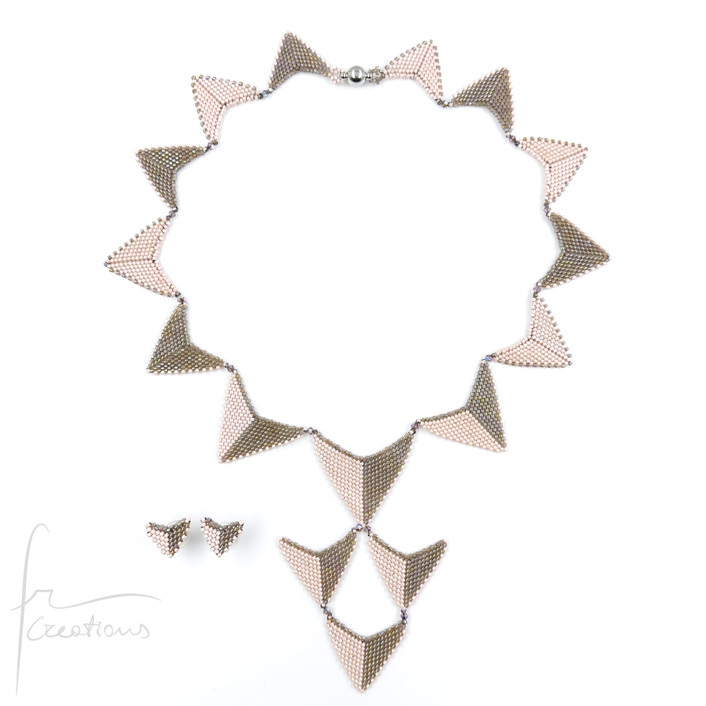 Collana triangoli ed orecchini personalizzati fatti a mano in tessitura con perline e biconi