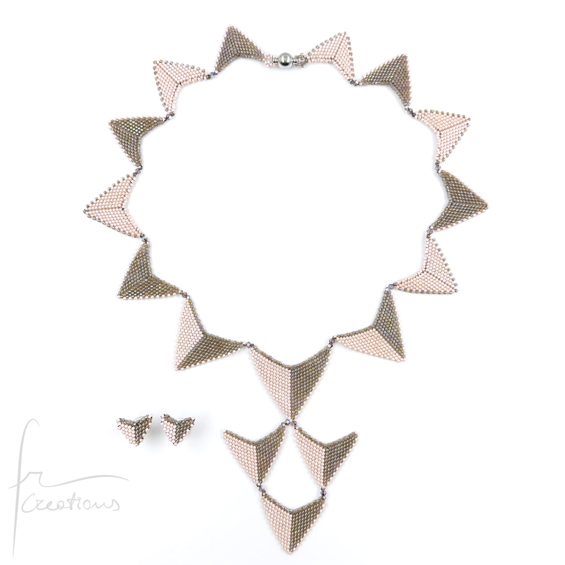 Collana triangoli ed orecchini personalizzati fatti a mano in tessitura con perline e biconi