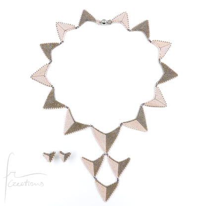 Collana triangoli ed orecchini personalizzati fatti a mano in tessitura con perline e biconi