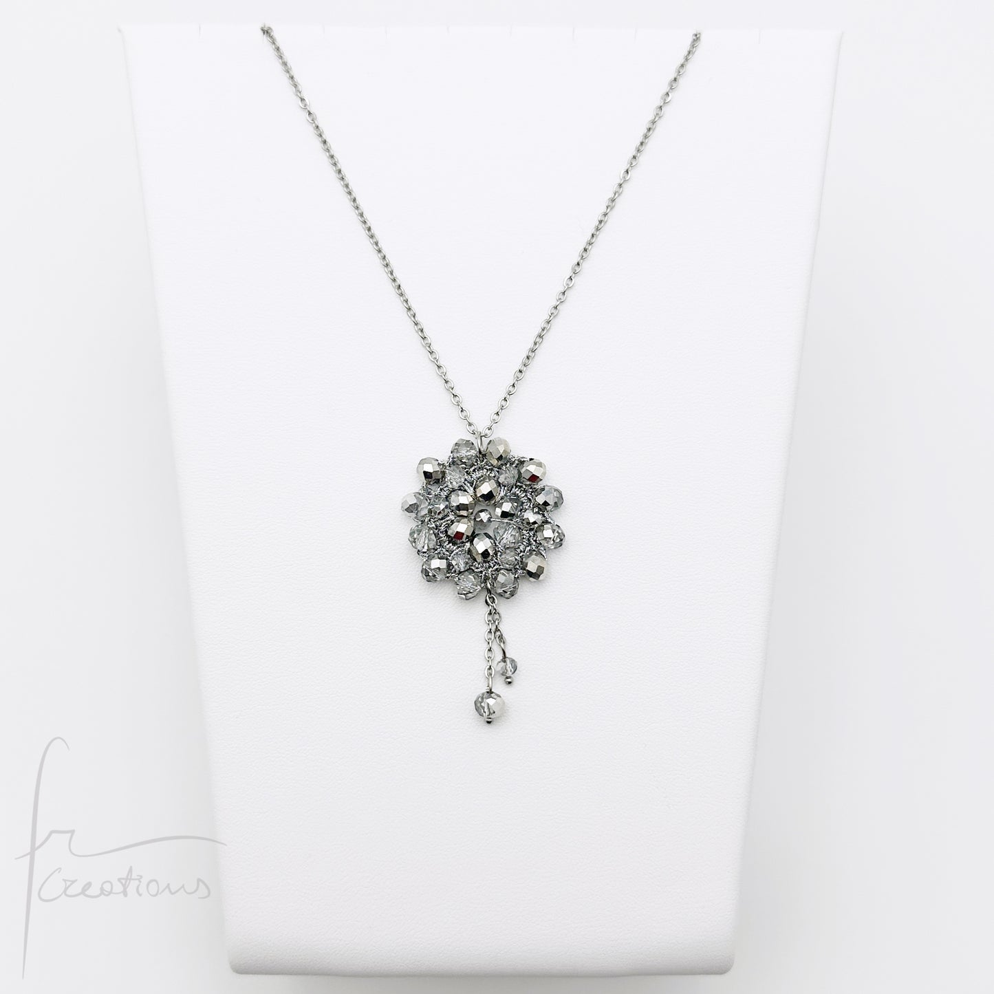 CCollana girocollo con pendente fiore all'uncinetto con cristalli Blumen