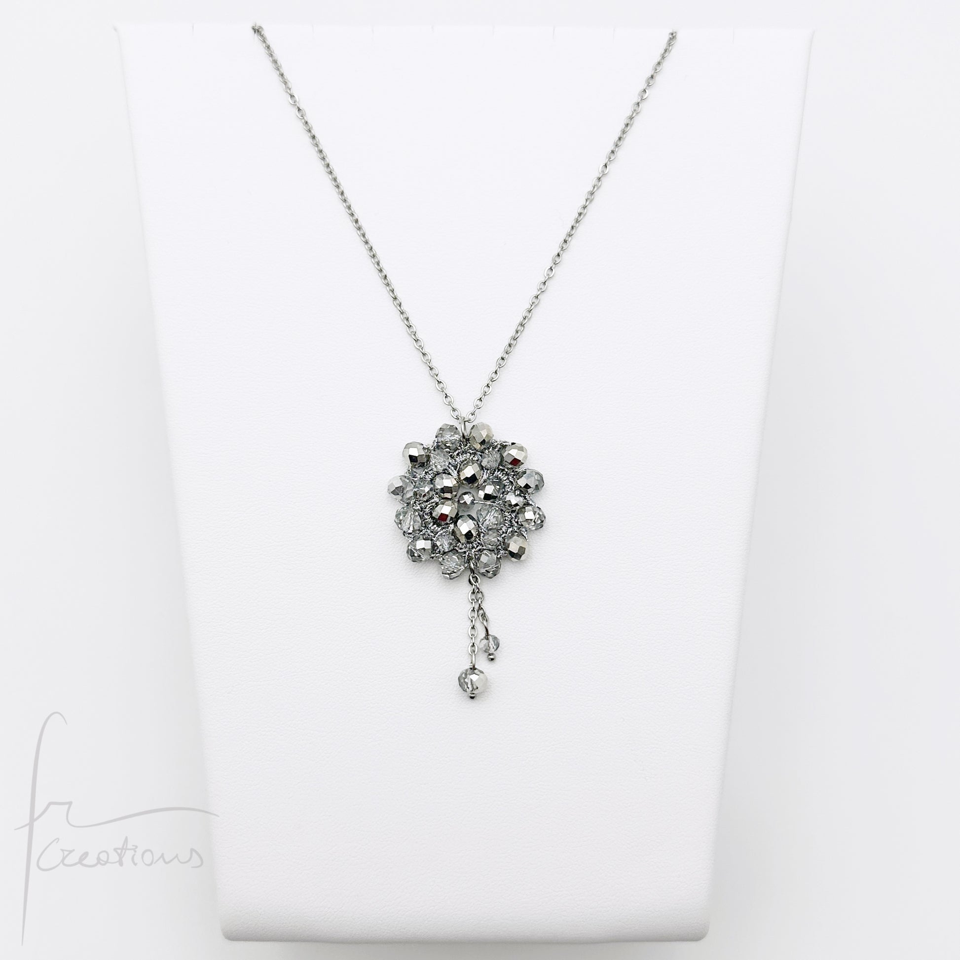 CCollana girocollo con pendente fiore all'uncinetto con cristalli Blumen