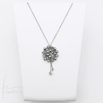 CCollana girocollo con pendente fiore all'uncinetto con cristalli Blumen