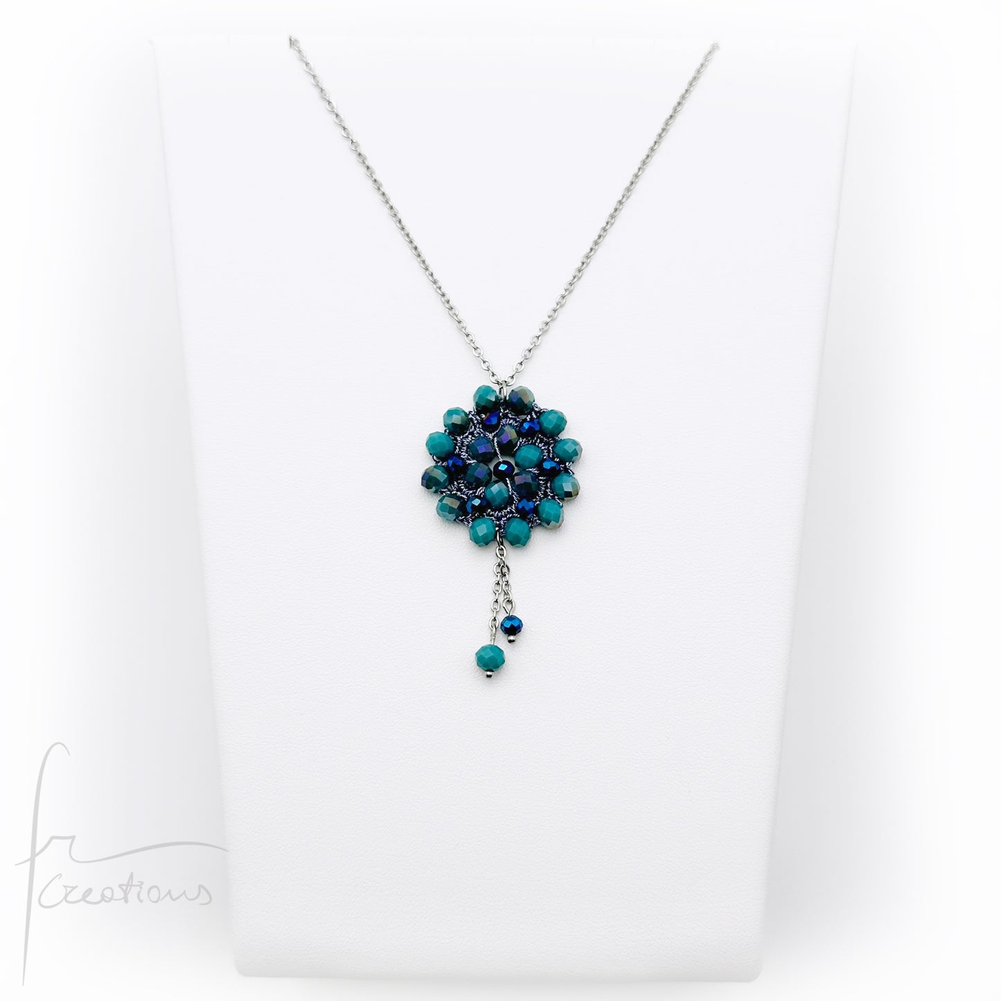 Collana girocollo con pendente fiore all'uncinetto con cristalli Blumen