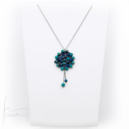 Collana girocollo con pendente fiore all'uncinetto con cristalli Blumen