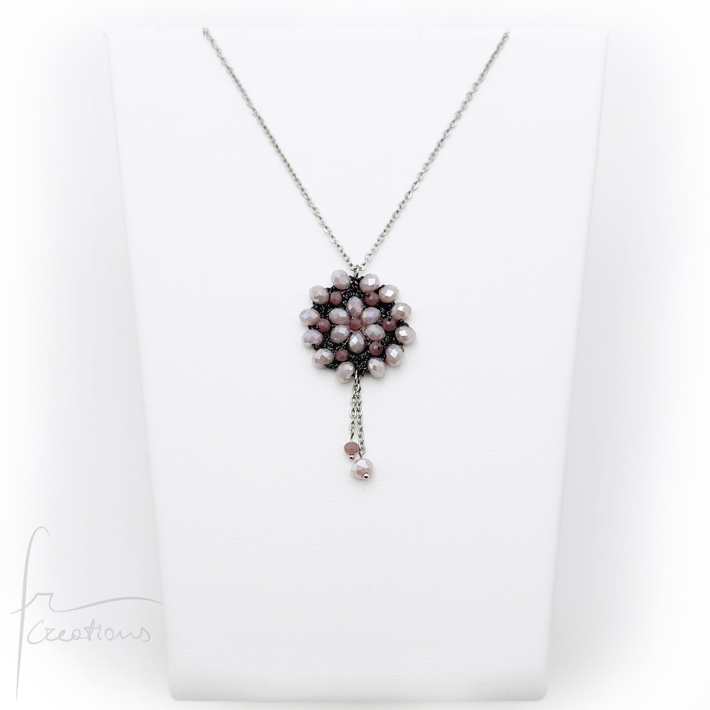 Collana girocollo con pendente fiore all'uncinetto con cristalli Blumen