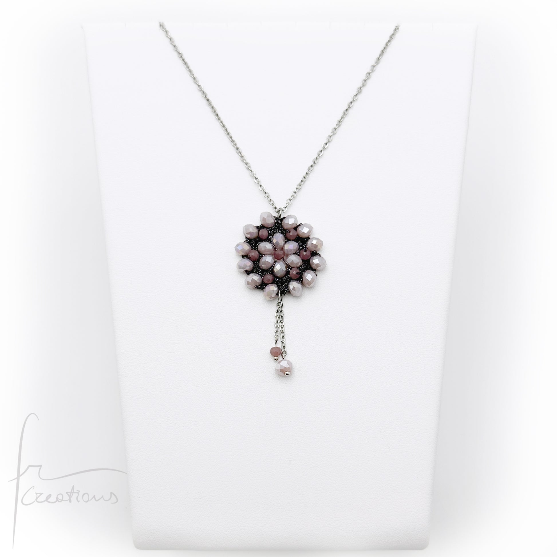 Collana girocollo con pendente fiore all'uncinetto con cristalli Blumen