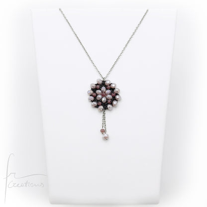 Collana girocollo con pendente fiore all'uncinetto con cristalli Blumen