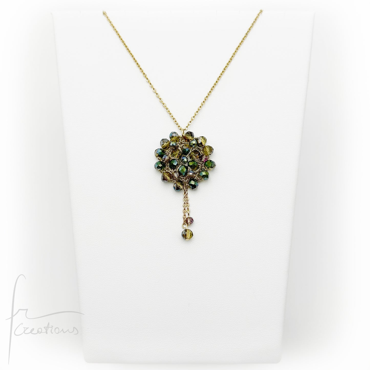Collana girocollo con pendente fiore all'uncinetto con cristalli Blumen