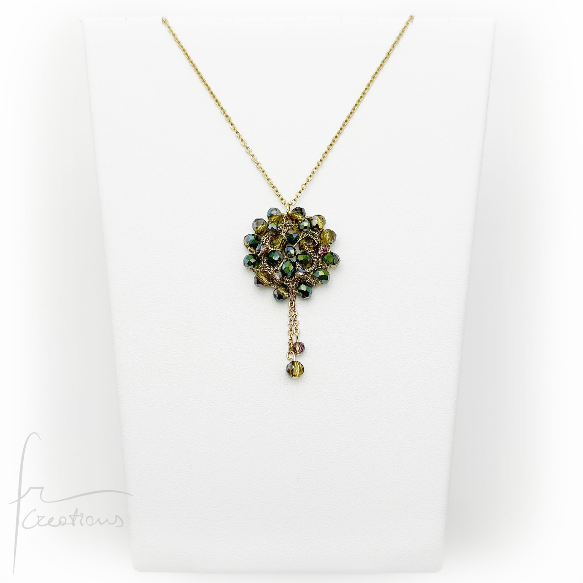 Collana girocollo con pendente fiore all'uncinetto con cristalli Blumen