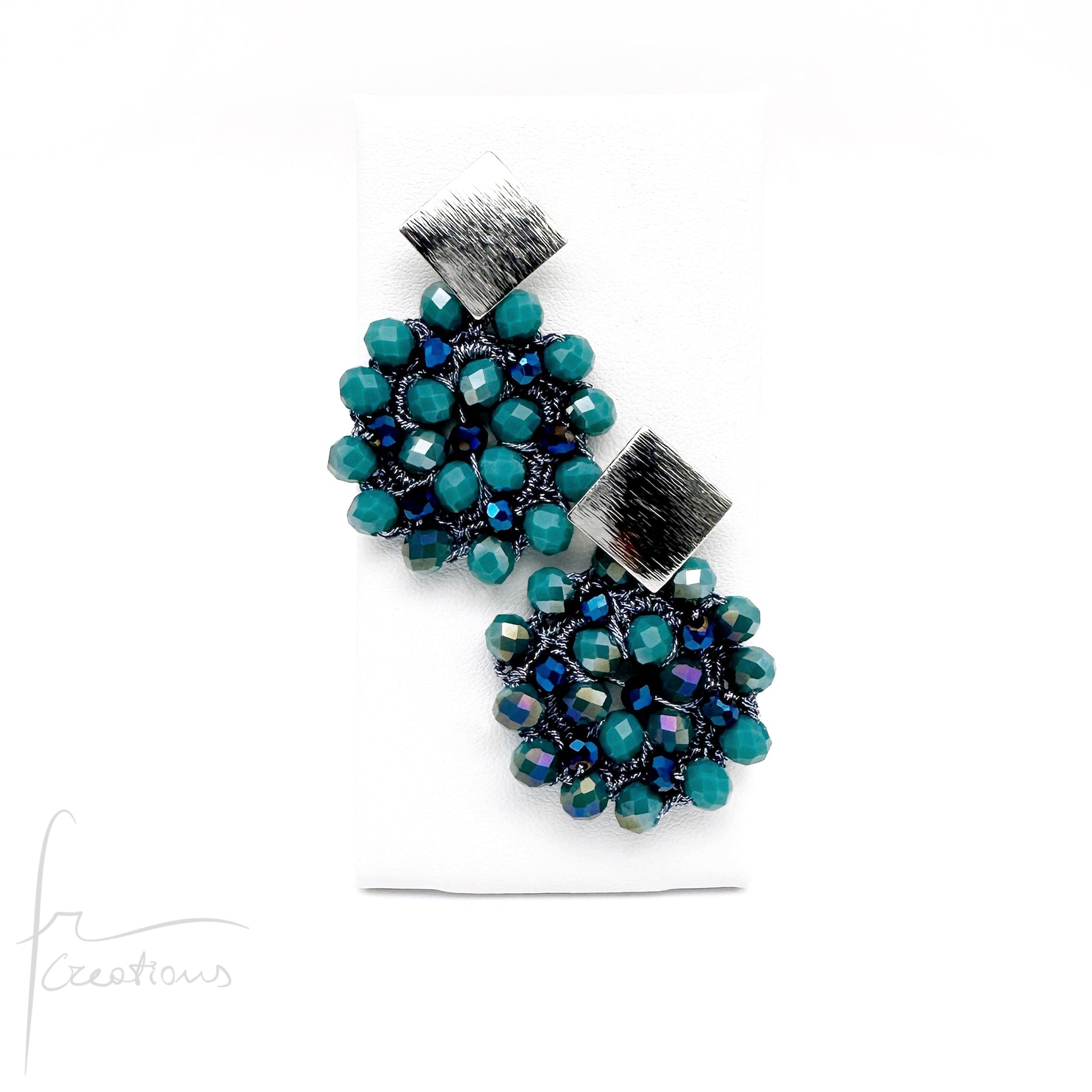 Orecchini pendenti con fiore all'uncinetto e cristalli Blumen