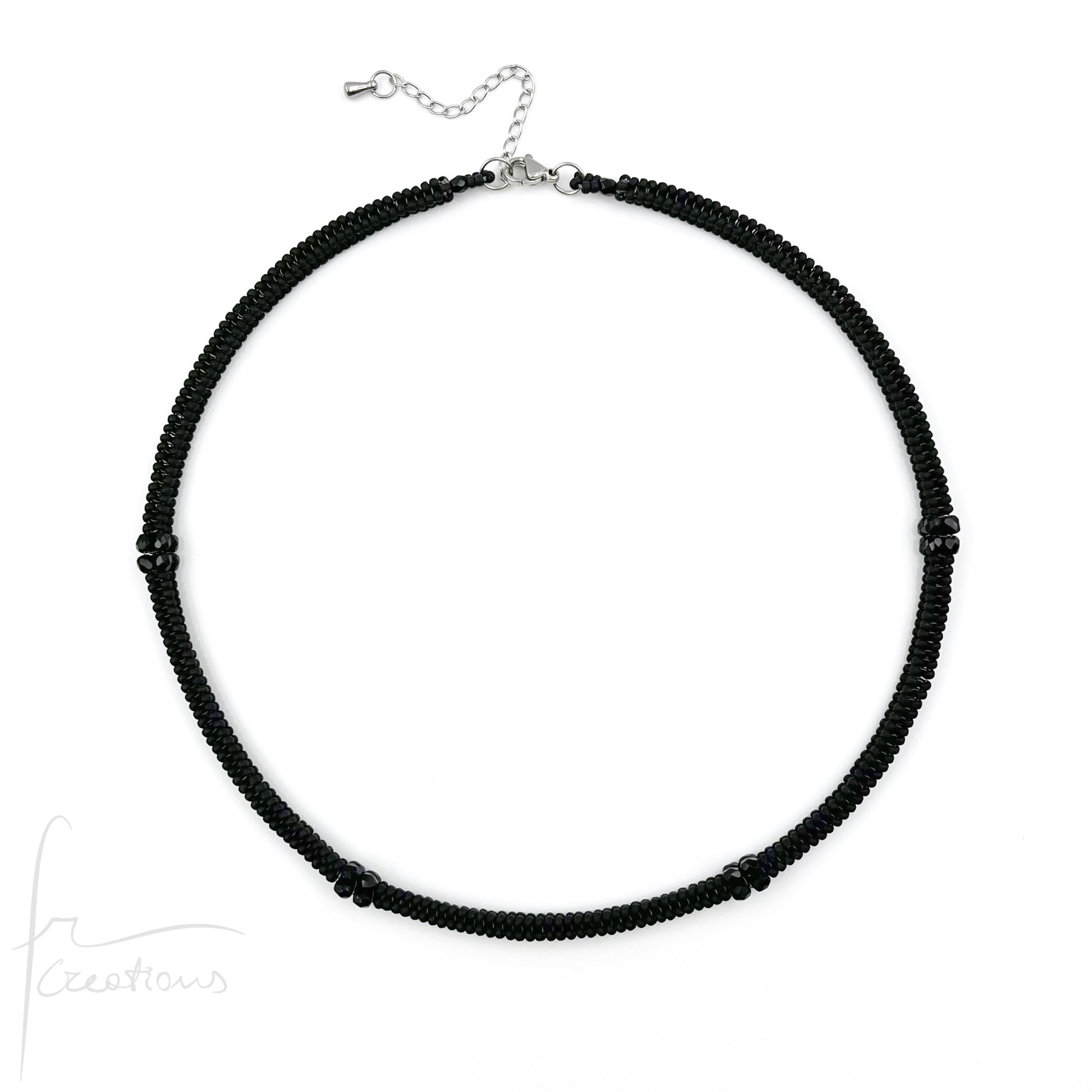 Girocollo Kubik artigianale intrecciato a mano con perline e mezzi Cristalli di Swarovski