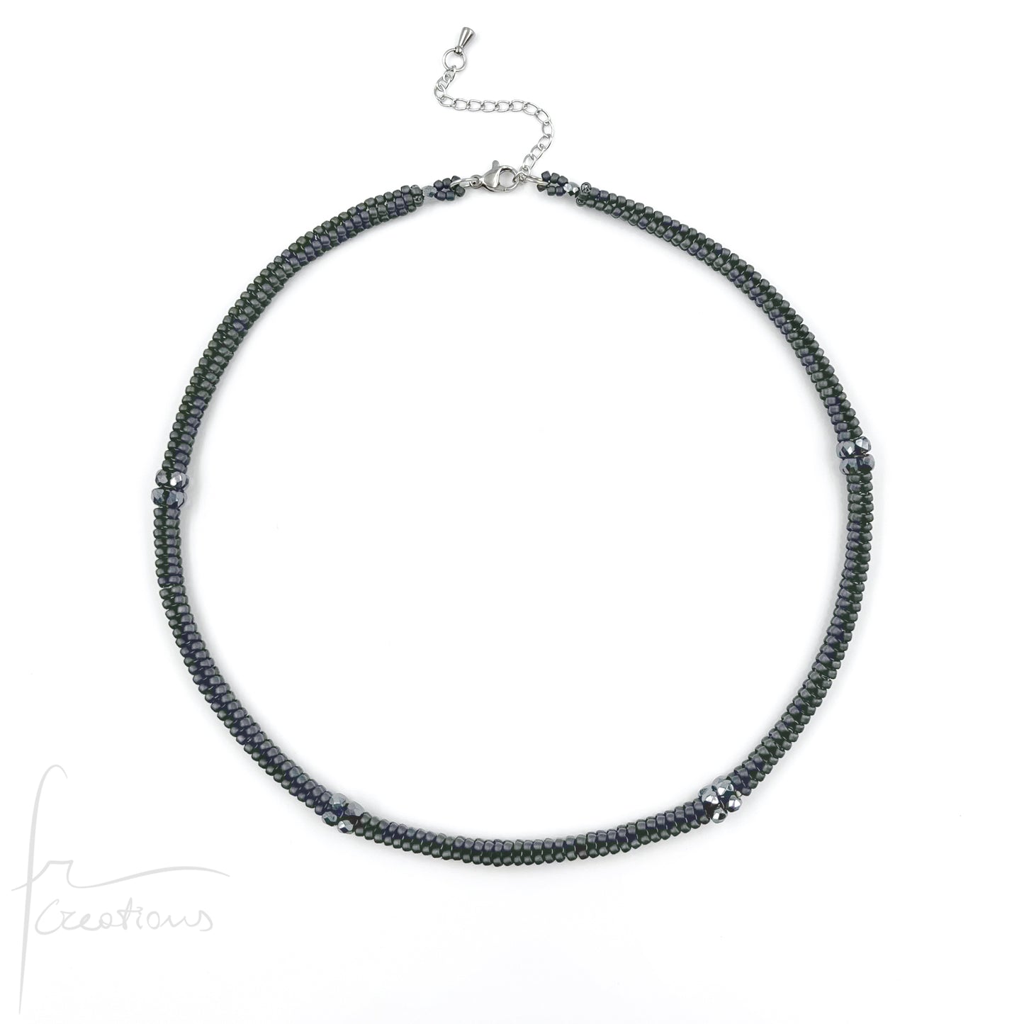 Girocollo Kubik artigianale intrecciato a mano con perline e mezzi Cristalli di Swarovski